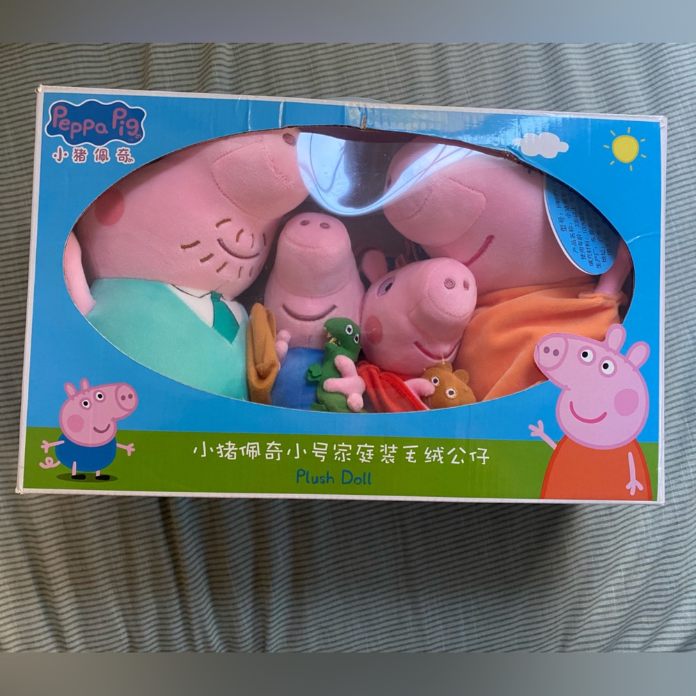 Props pig family plushies